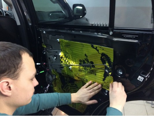 Шумоизоляция пола, арок и щитка моторного отсека